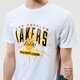 Férfi póló NEW ERA PÓLÓ NBA GRAPHIC TEE LA LAK WHT 12835838 szín: fehér
