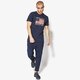 Férfi póló NEW ERA PÓLÓ SS WORLD HOOD U.S.A. TEE NEW ERA NIGHT SHIFT NA 11517684 szín: sötétkék