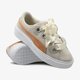 Gyerek sportcipők PUMA PLATFORM KISS JR 36745906 szín: bézs