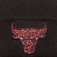 Férfi téli sapka NEW ERA SAPKA INFILL BOBBLE BEANIE BULLS BLK CHICAGO BULLS B 60284992 szín: fekete