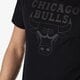 Férfi póló NEW ERA PÓLÓ SS NBA REMAINING BULLS CHICAGO BULLS BLKBLK 11546155 szín: fekete