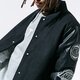 Férfi átmeneti kabát NEW ERA KABÁT NBA PATCH VARSITY JACKET NBA ALL OVER BLK 12123906 szín: fekete