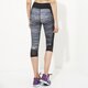 Női nadrágok UNDER ARMOUR LEGGINGS FLY BY CAPRI 1271533002 szín: fekete