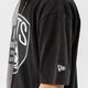 Férfi póló NEW ERA PÓLÓ WASHED PACK GRAPHIC NETS BROOKLYN NETS STGBLK 13083858 szín: szürke