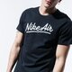 Férfi póló NIKE PÓLÓ M NSW SS TEE NIKE AIR 1 bv7637010 szín: fekete