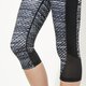 Női nadrágok UNDER ARMOUR LEGGINGS FLY BY CAPRI 1271533002 szín: fekete