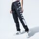 Női nadrágok PUMA NADRÁG TFS OG AOP PANTS 59706001 szín: fekete