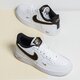 Gyerek sportcipők NIKE AIR FORCE 1 LV8  dm3386-100 szín: fehér