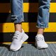 Gyerek sportcipők ADIDAS NMD_R1 J PRIMEBLUE h02334 szín: fehér