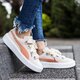Gyerek sportcipők PUMA PLATFORM KISS JR 36745906 szín: bézs