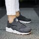 Női sportcipők NIKE WMNS AIR HUARACHE RUN SE 859429-006 szín: szürke