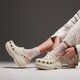 Női papucsok és szandálok CROCS CLASSIC MEGA CRUSH CLOG 2079882y2 szín: bézs